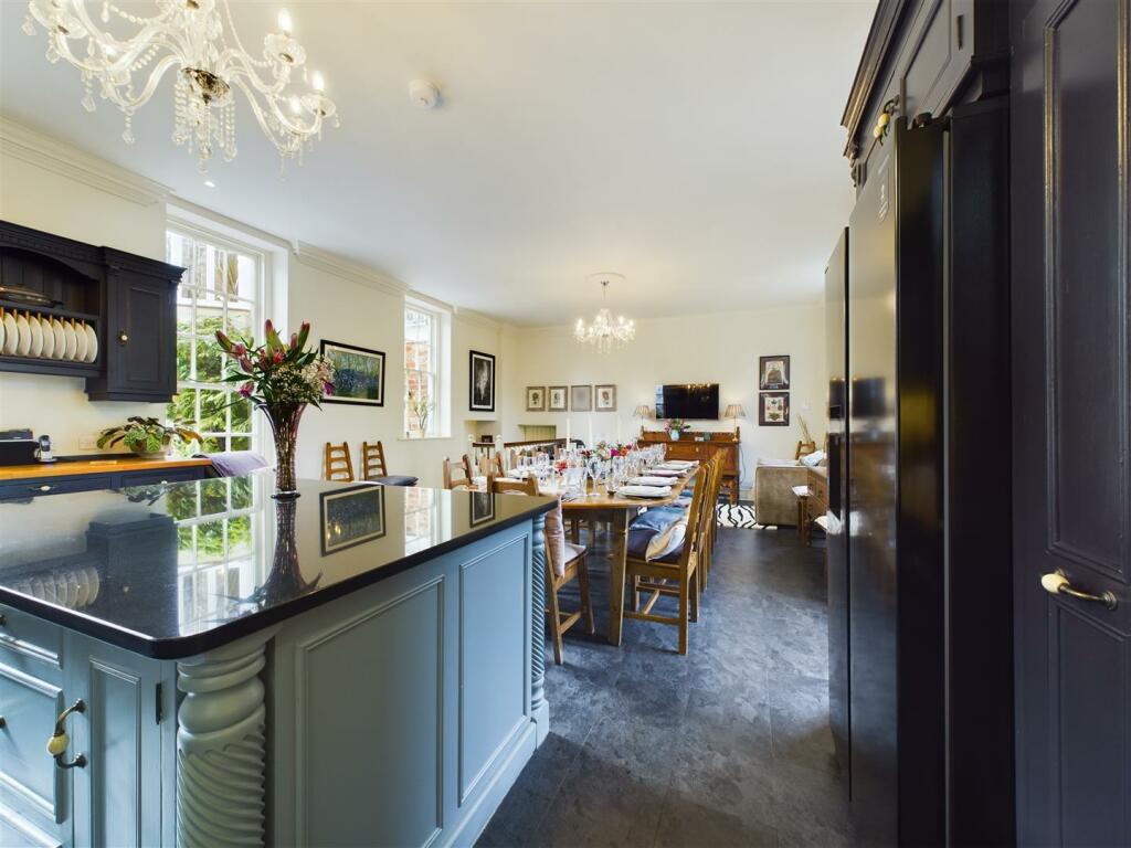 KITCHEN/LIVING/DINER