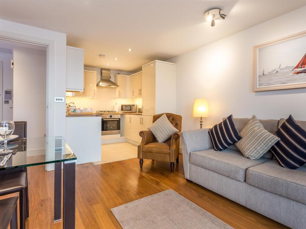 Living area and kitchen-5_2048_X_1536.jpg