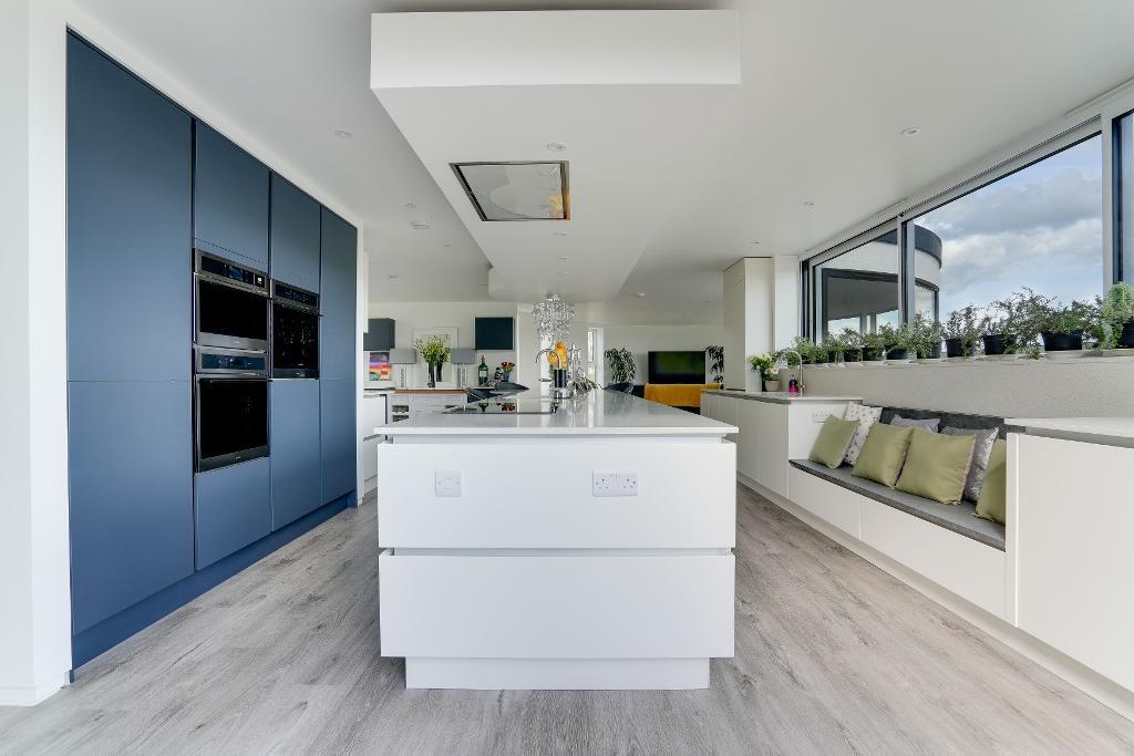Kitchen island &amp; plenty of appliances