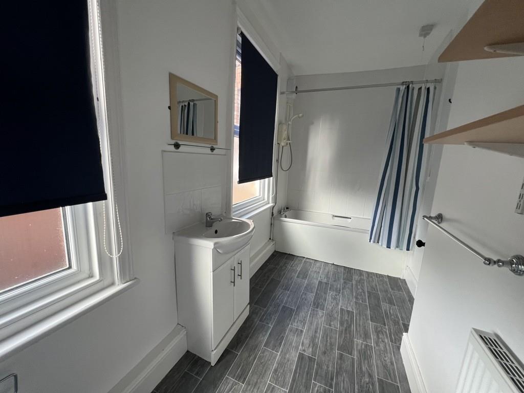 271a bathroom.jpg