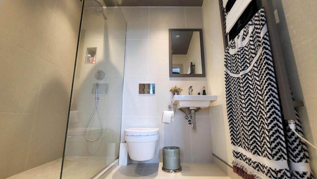 Stonebow House 4C - 9 Ensuite Bathroom.jpg
