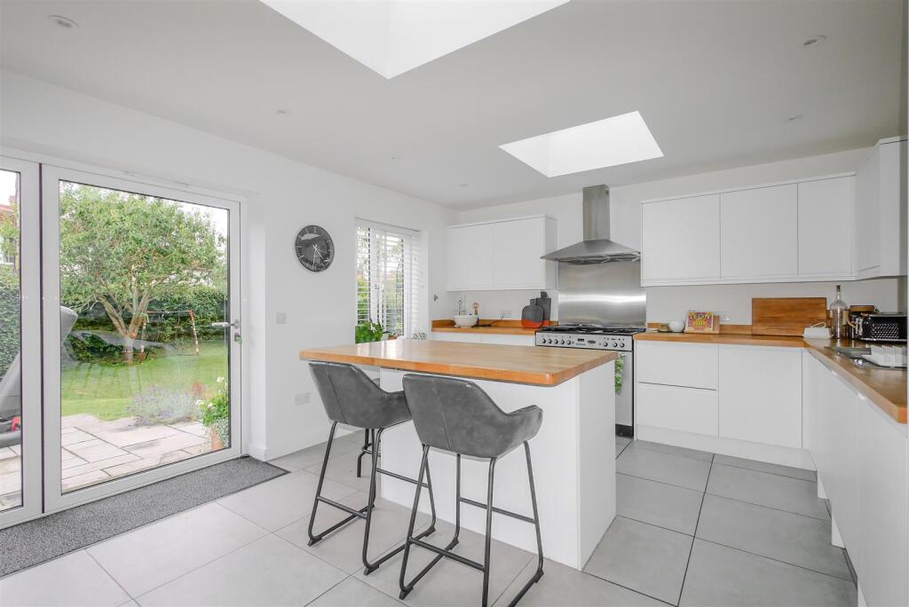 KITCHEN/BREAKFAST AREA