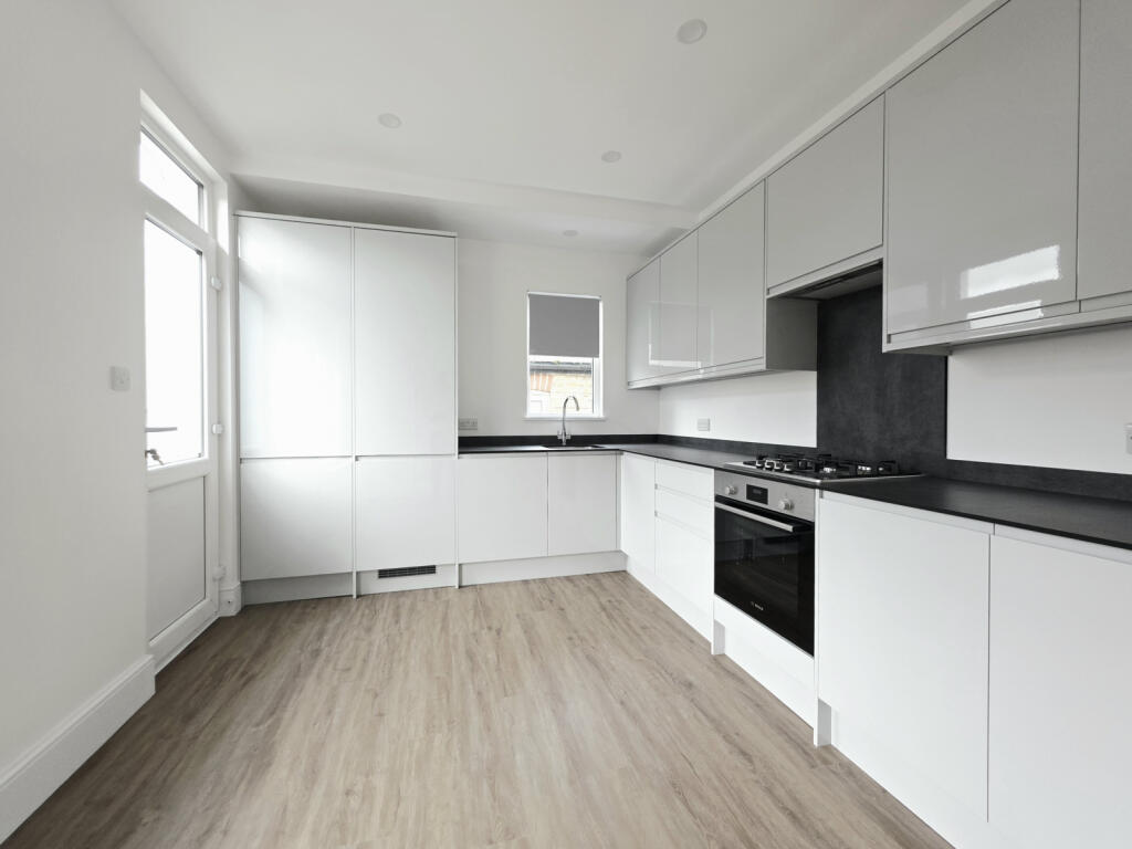 3 bed maisonette to rent Doverfield Road, London 