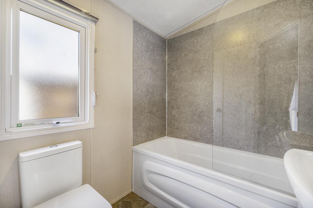 Swan Lake Country Park (Swineshead) Cabin 2-33.jpg