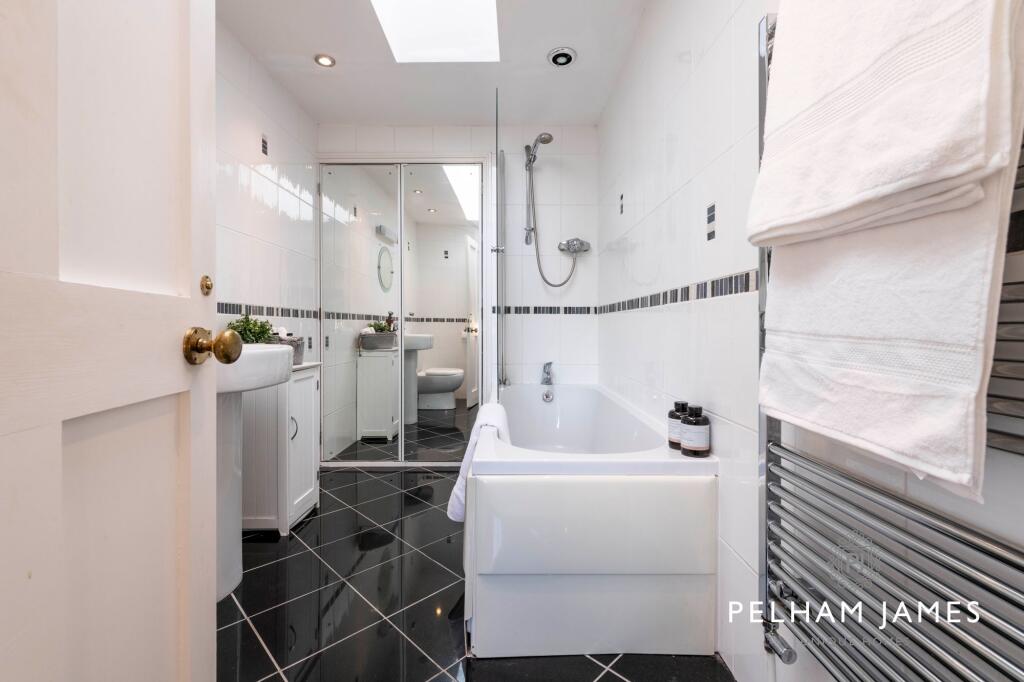 Family Bathroom - Mews Cottage, Woodnewton