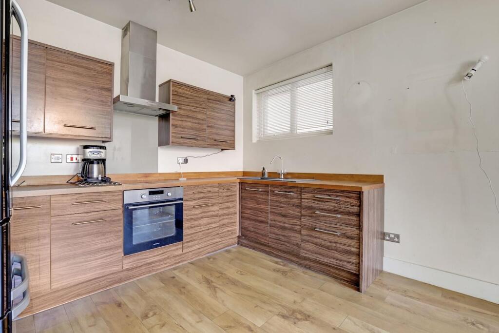 07-9803JHPropWorld - 1 Westhood Hill - 19-medium.j