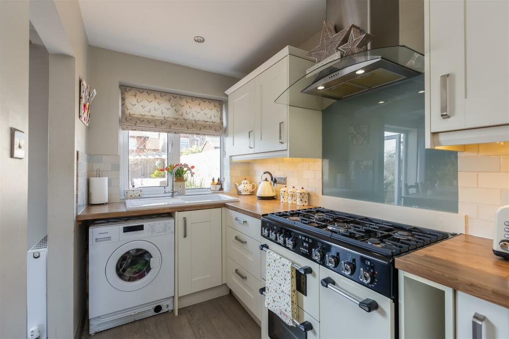 St Peter's Crescent 18 Kitchen-2.jpg