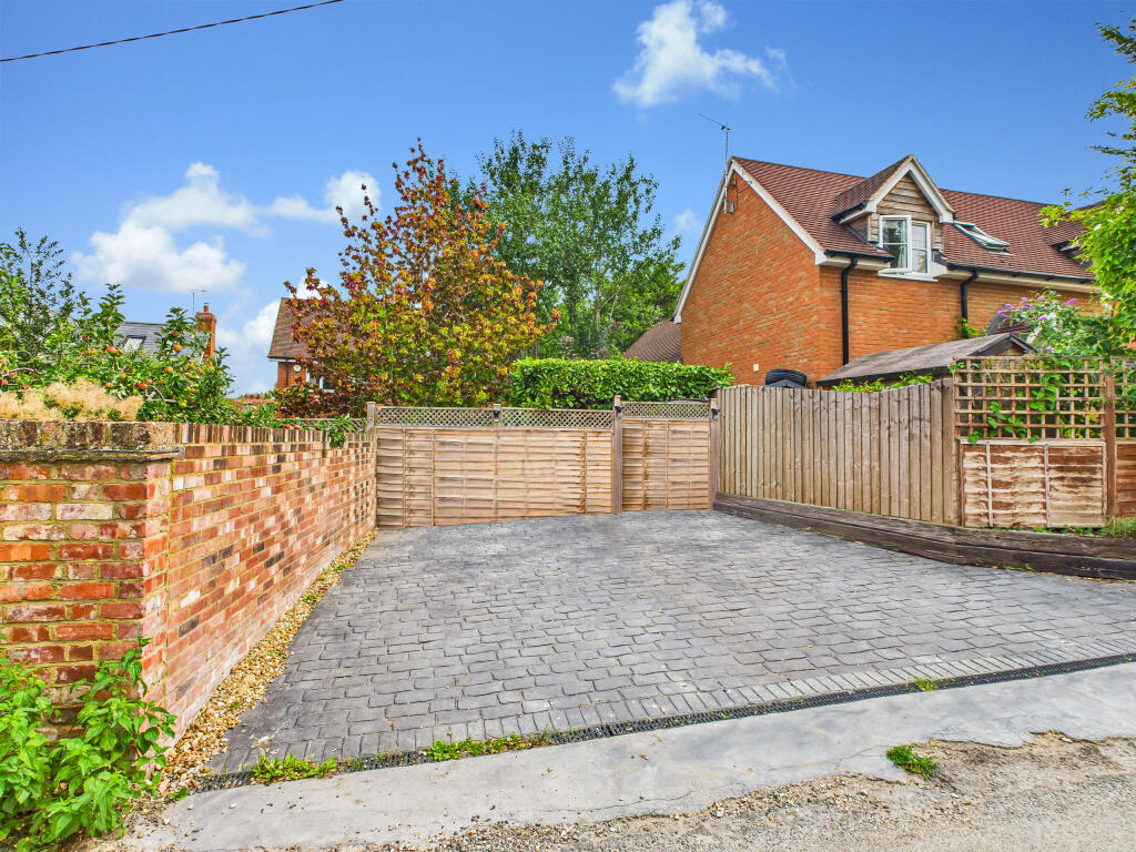 CAM02909G0-PR0461-STILL004