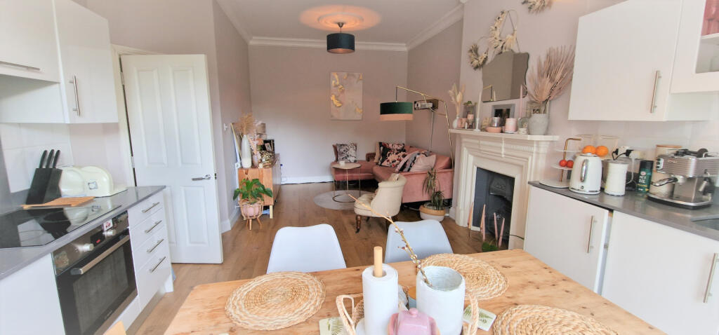 LOUNGE/ DINER