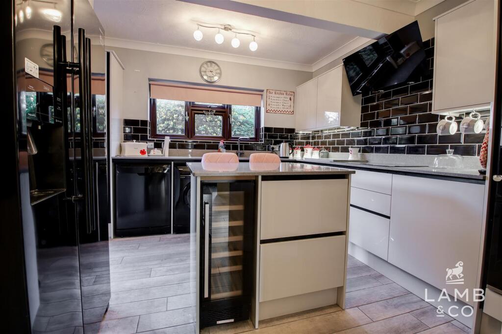 KITCHEN/BREAKFAST ROOM
