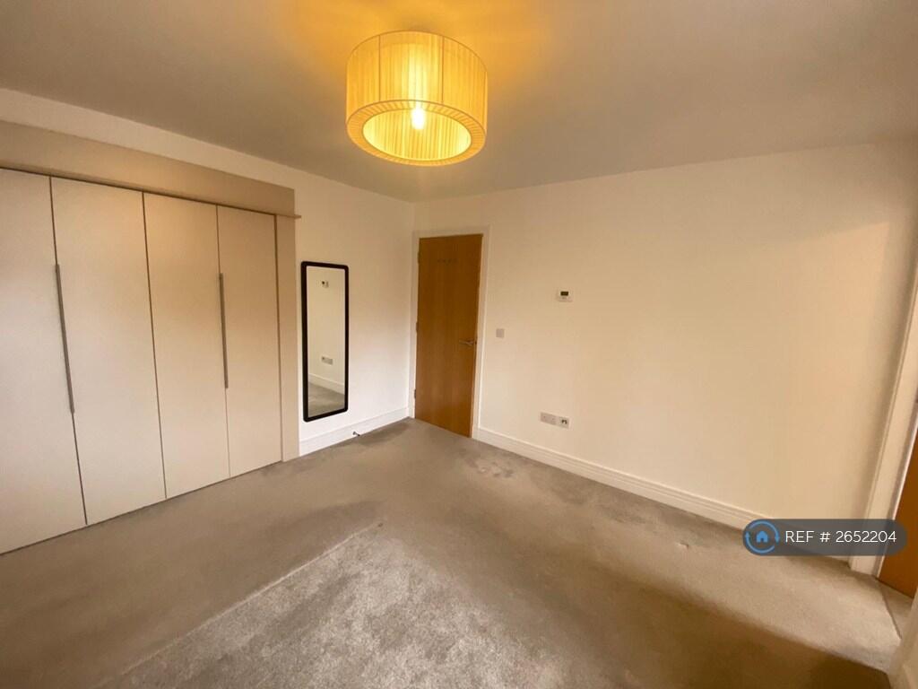 Master Bedroom 02