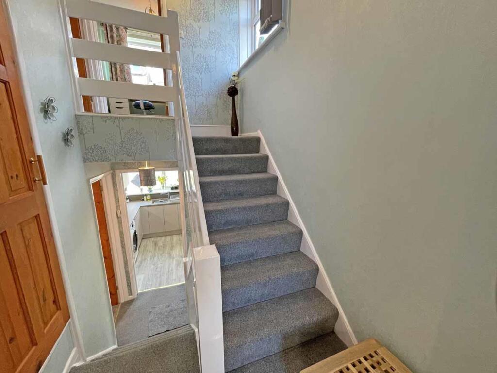 Holly Park Drive 46 Landing 1.jpg