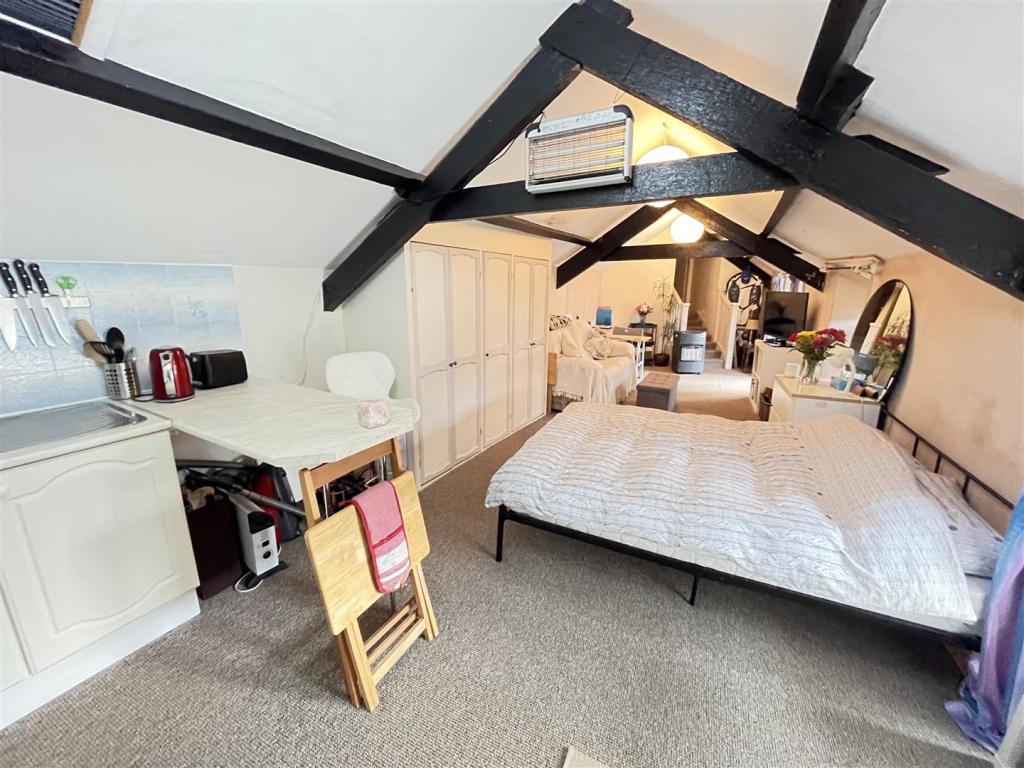 SPACIOUS STUDIO FLAT