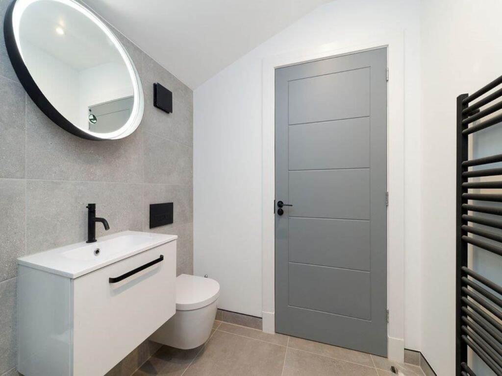 24-Bathroom-02