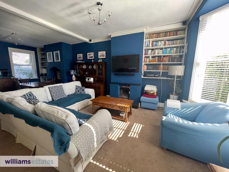 Lounge/ Dining