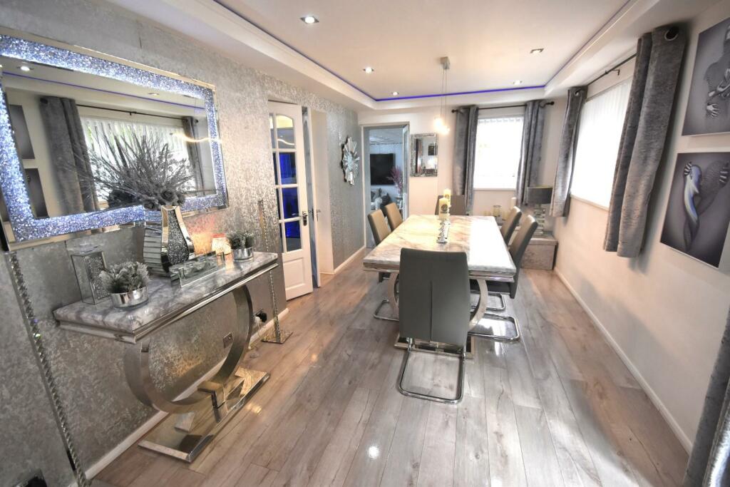 SITTING/DINING ROOM
