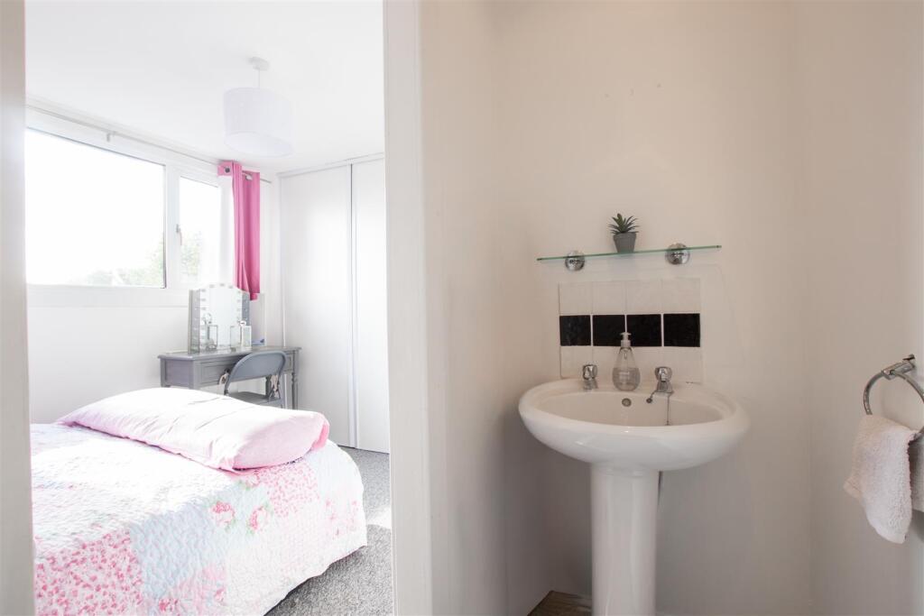 ensuite.jpg