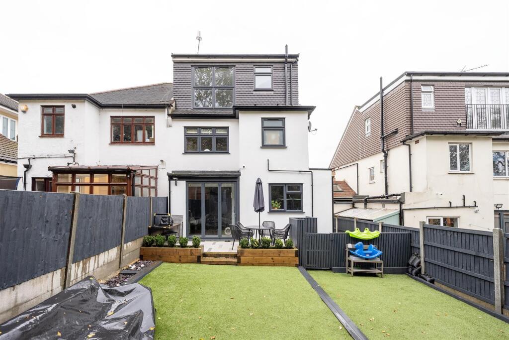 Larkshall Crescent E4