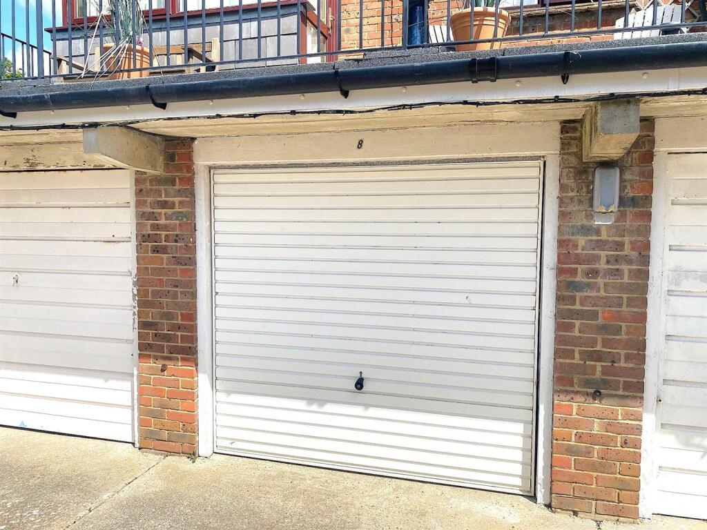 6 Highgrove - Garage.jpg