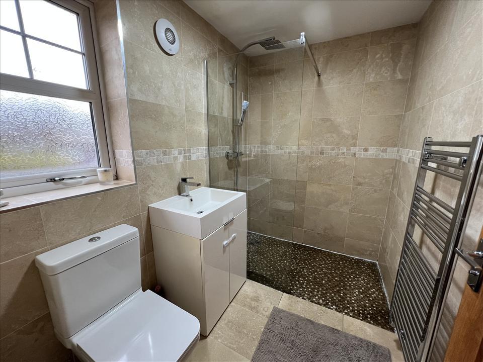 EN-SUITE SHOWER ROOM WC