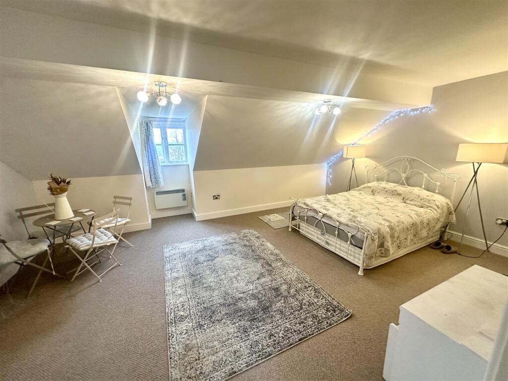 PRINCIPAL BEDROOM SUITE