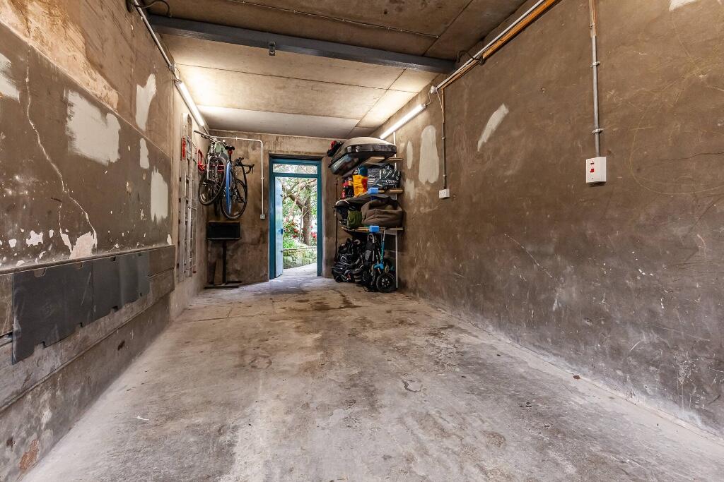 Leads to 6B Moray Pl