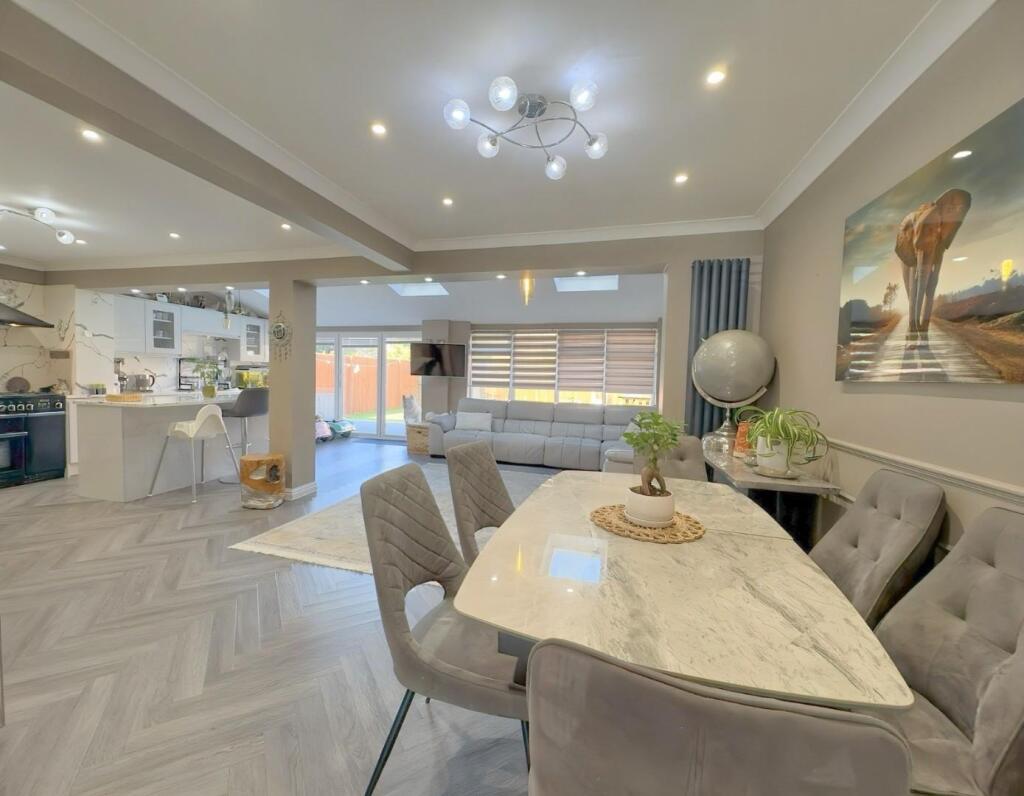 OPEN PLAN LIVING 2.jpg