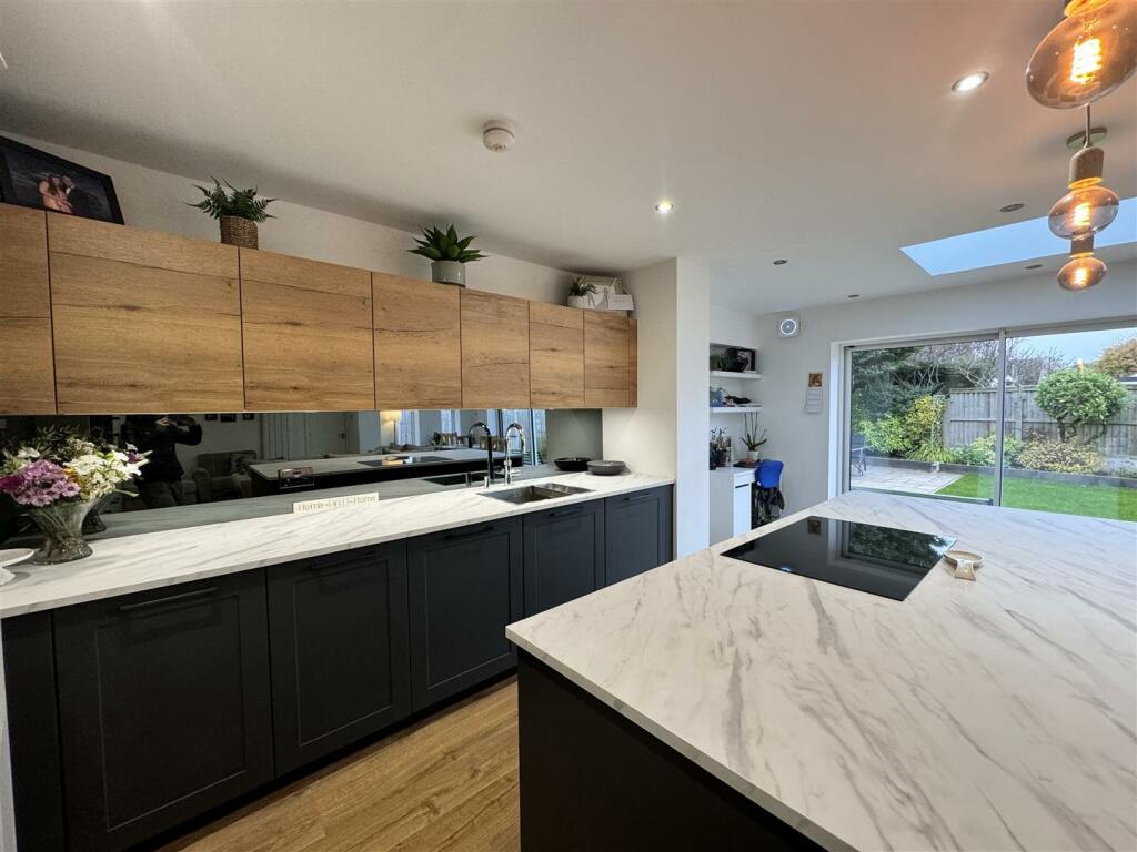 Open plan kitchen / Family room