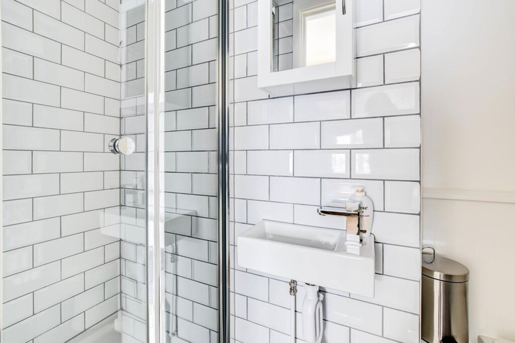 EN SUITE SHOWER ROOM
