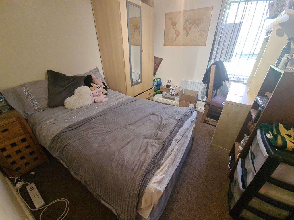Cozy furnished double bedroom with a comfy doub...
