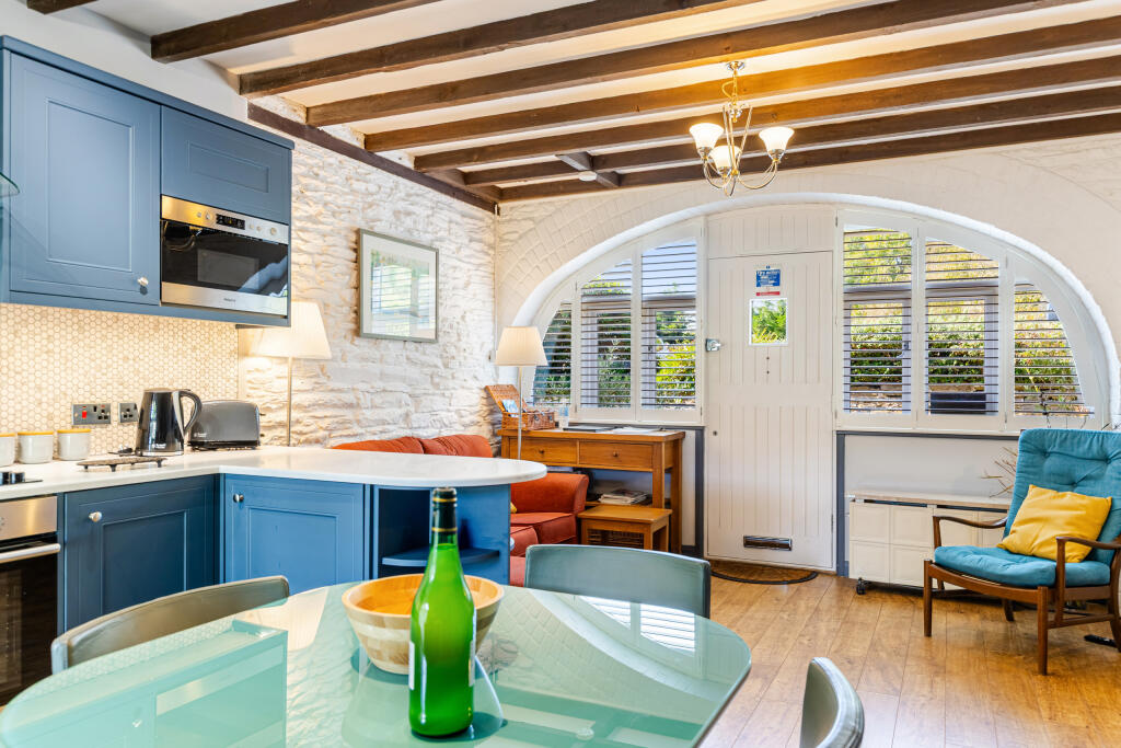 A05 - Hobbit Cottage Noss Mayo - 250912