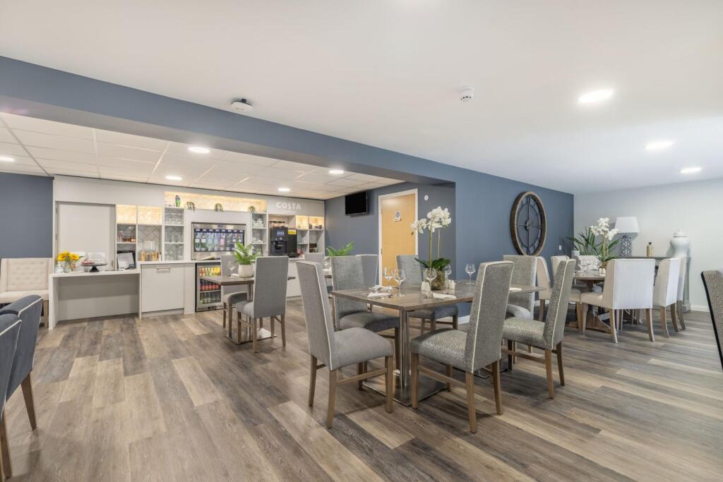 8495453-interior18 (Large).jpg