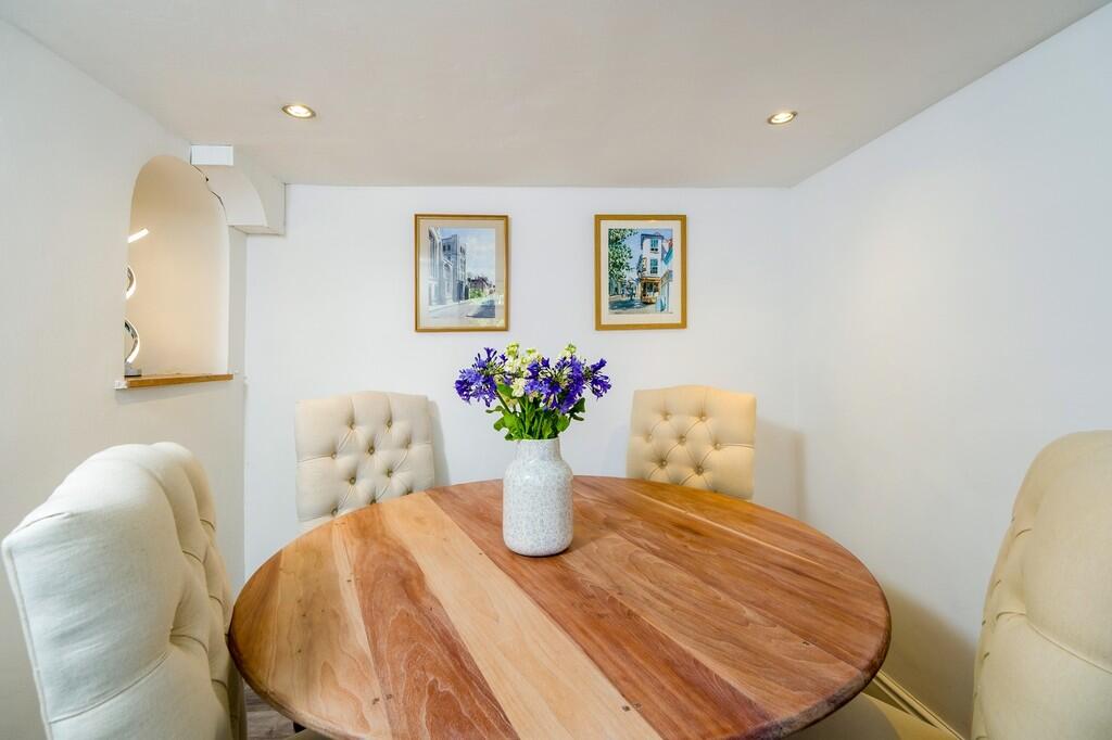 1440px-Cavell Cot...