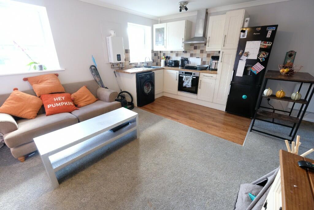 KITCHEN/LIVING ROOM