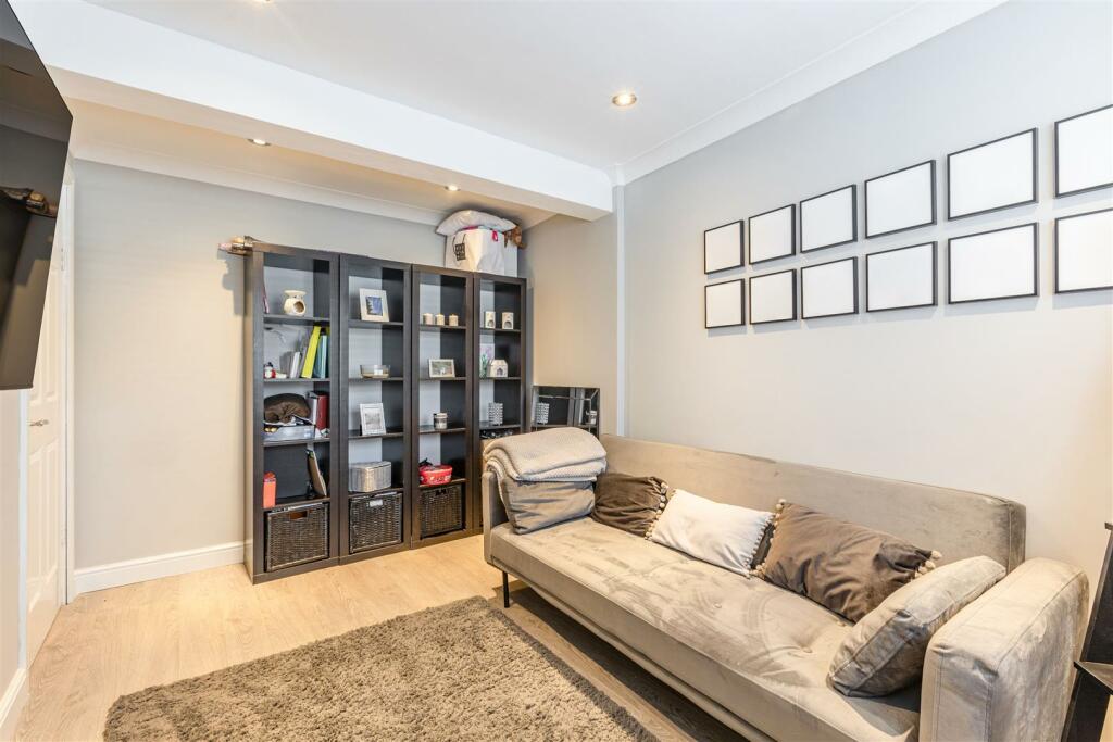 11 Magdalen Crescent, Byfleet, KT14 7SR - 4.jpg