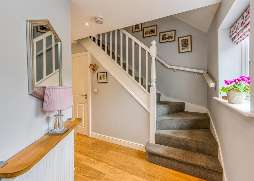 6 Stanham Close-Hall.jpg