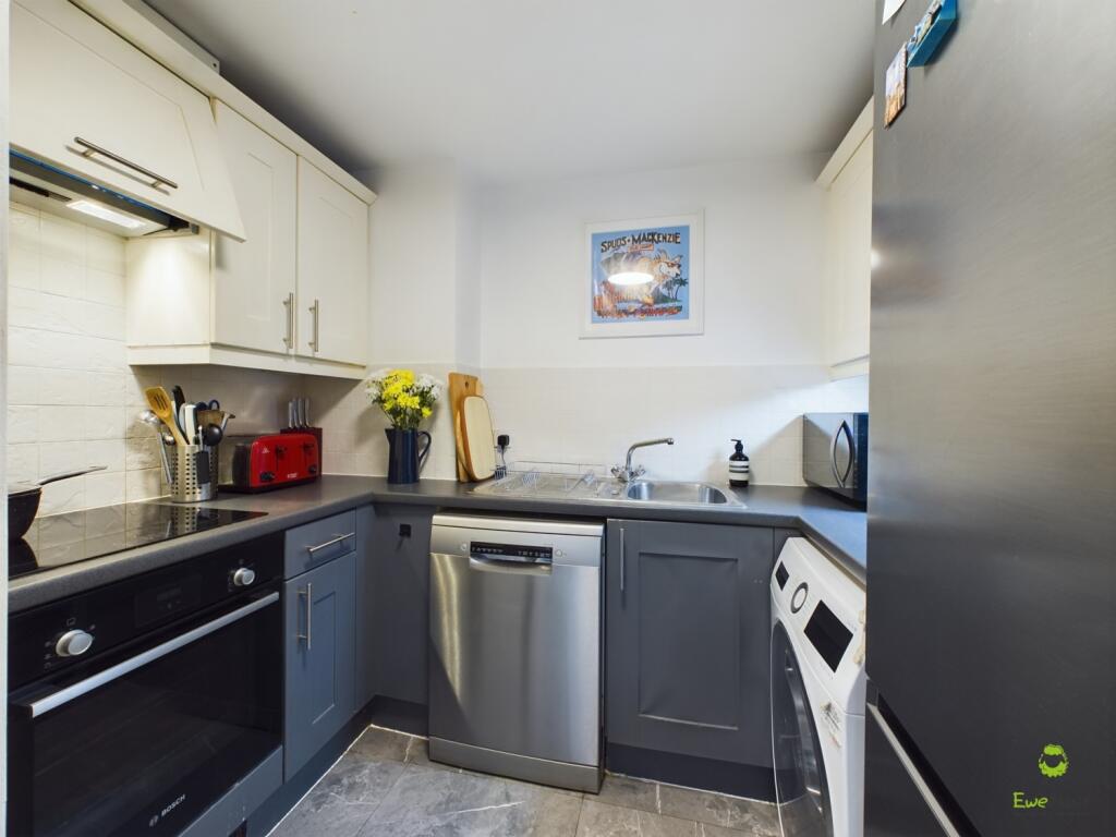 CAM04399G0-PR0032-STILL006