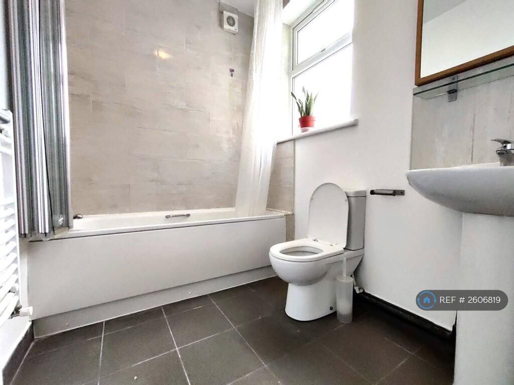 Middle Floor Bathroom