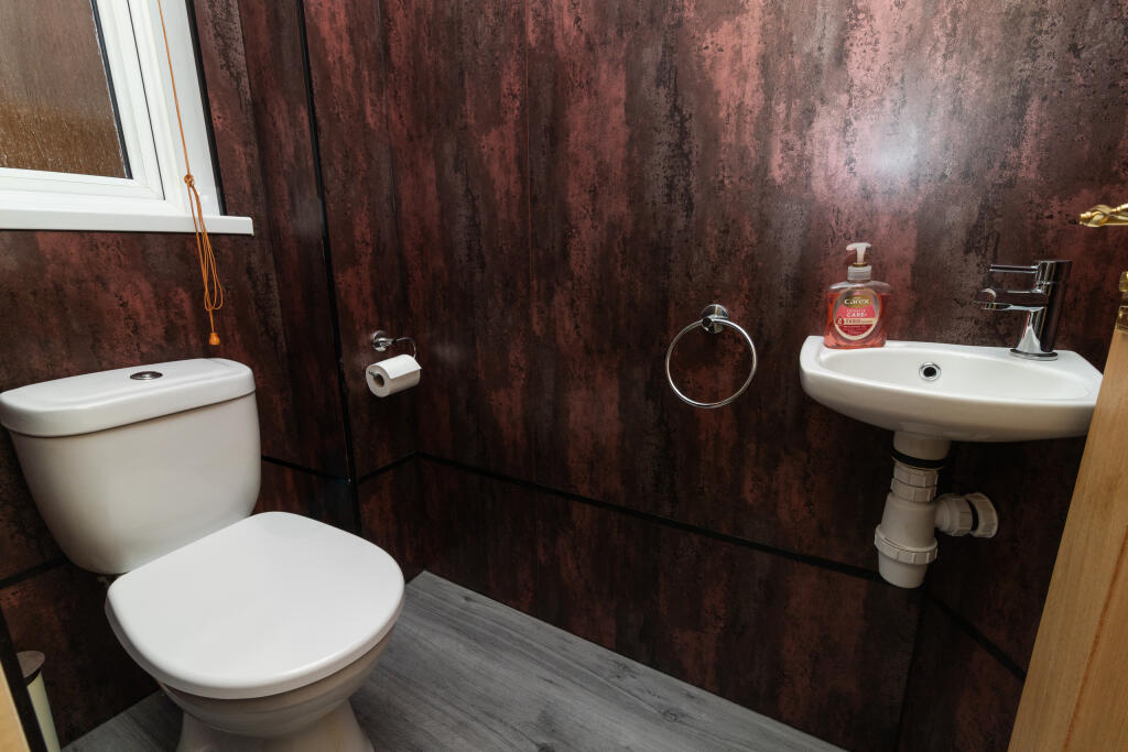 39 fischer gardens  Paisley  Pa1 2st L-35