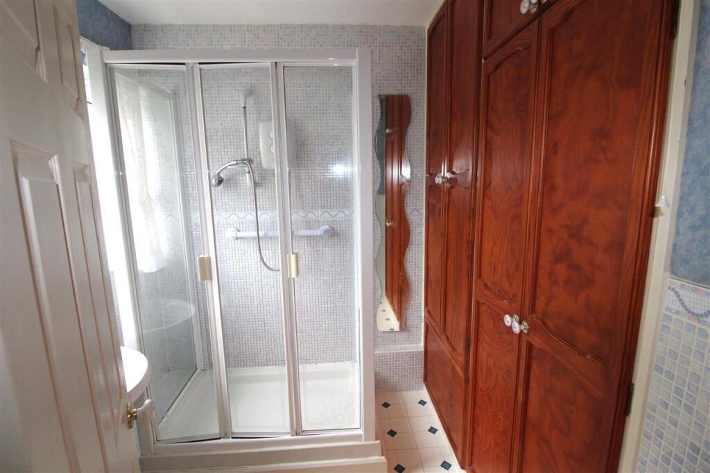 FAMILY SHOWER ROOM