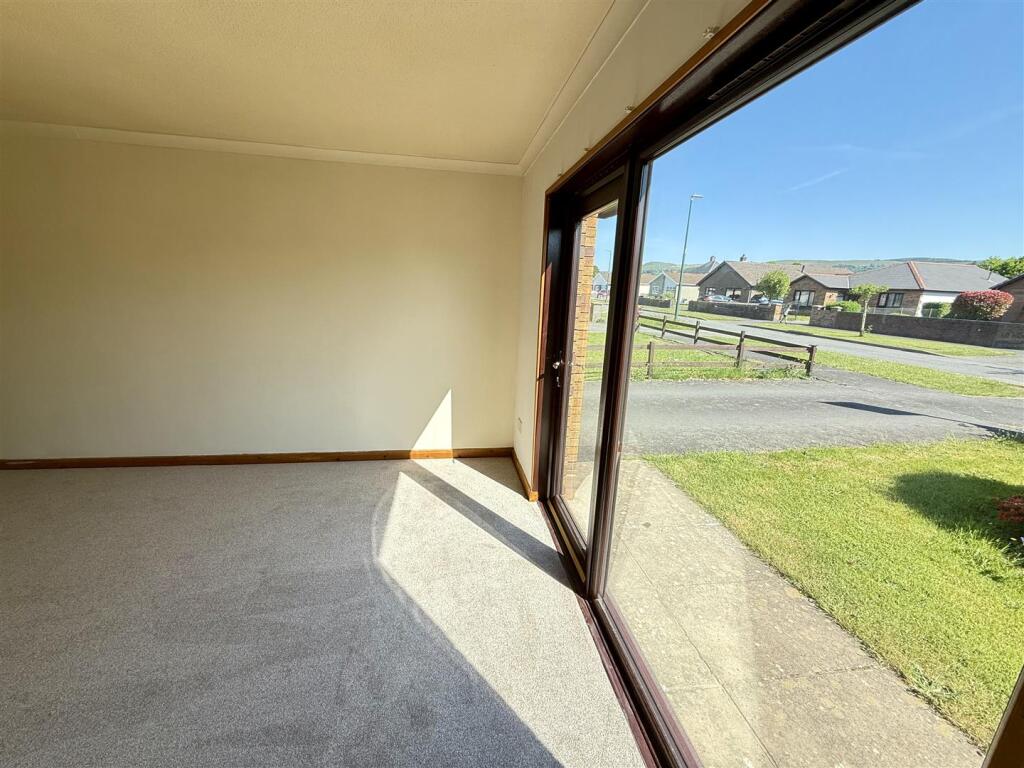 OPEN PLAN DINING AREA