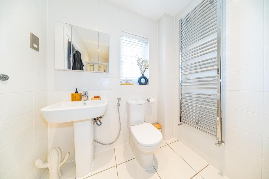 57 Emelia Drive en suite.jpg