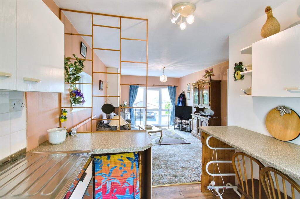 lounge/kitchen overflow