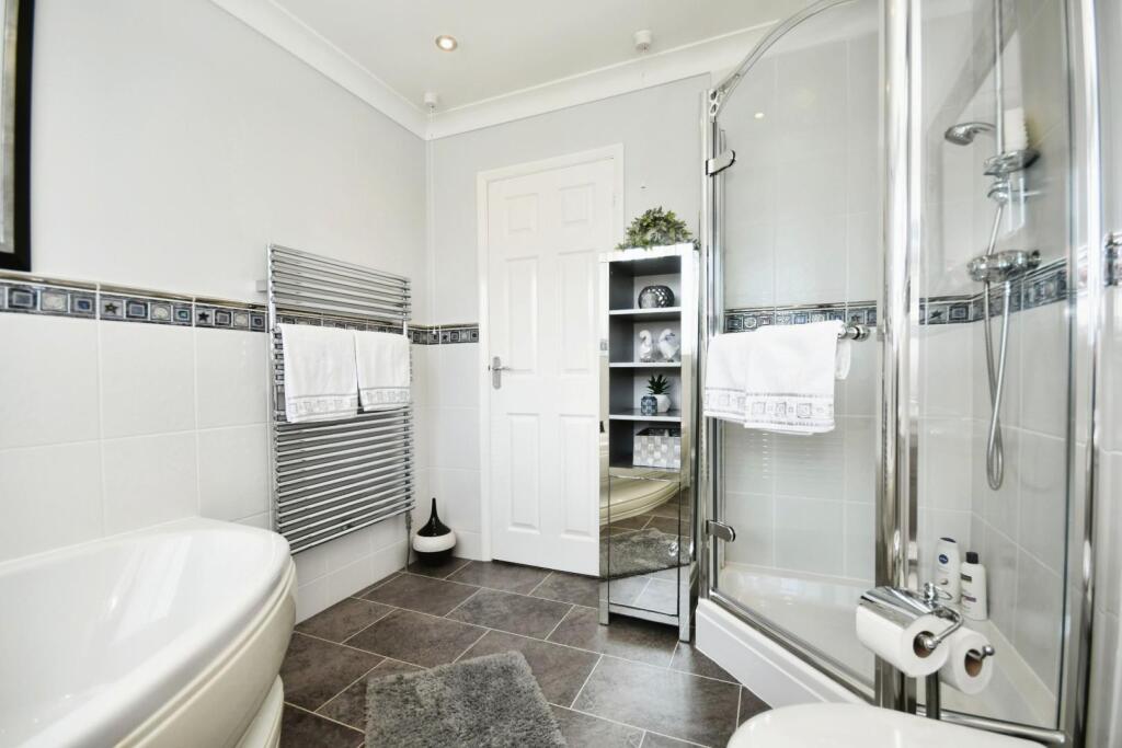BATHROOM 02.jpg