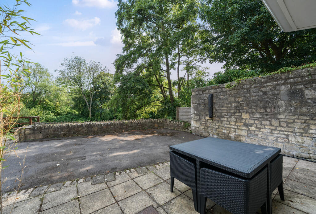 Parking &amp; Courtyard