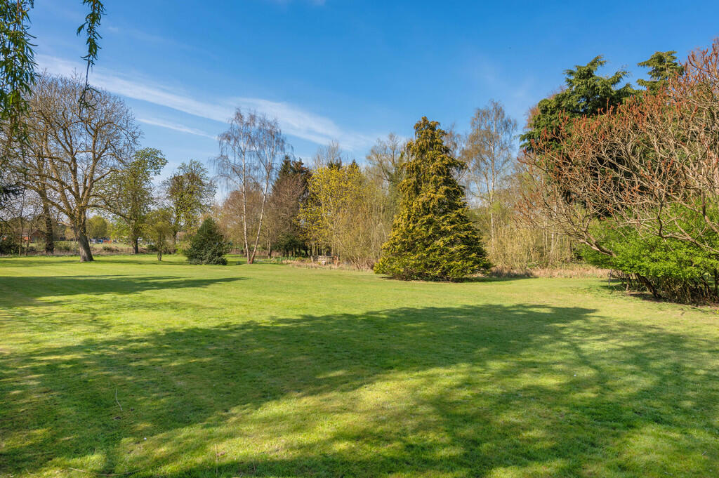 Abbots Court ph13