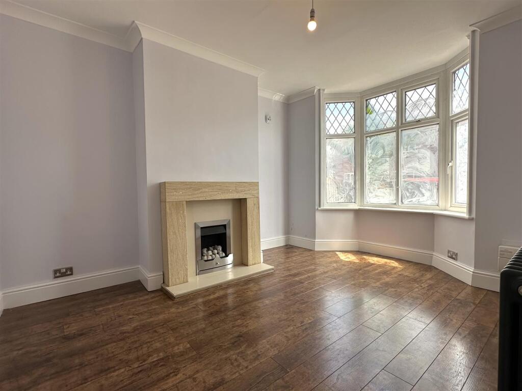 Bay-Fronted Lounge 990