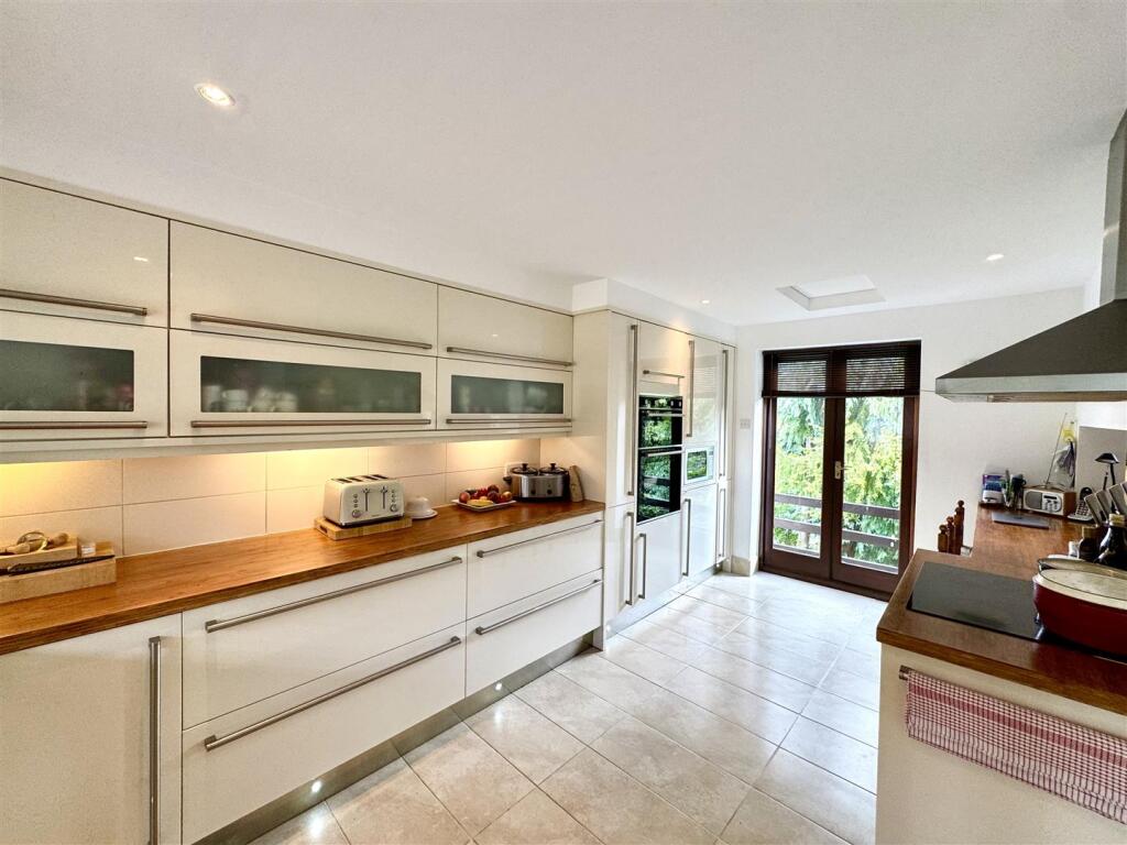 KITCHEN/BREAKFAST ROOM