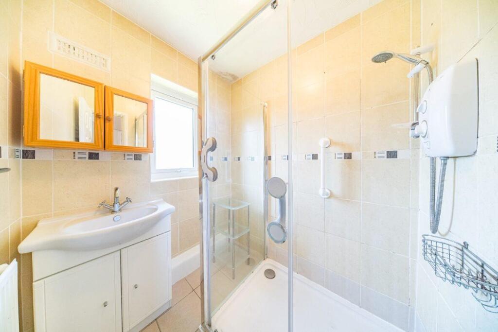 253 Liverpool Road shower room.jpg
