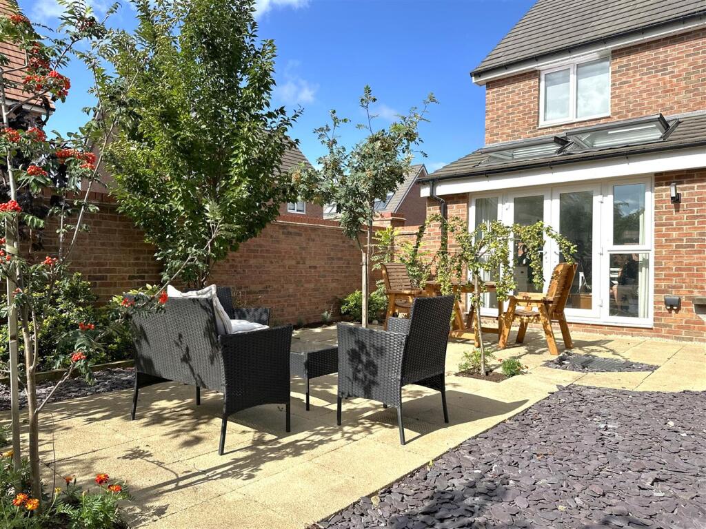 Paved Outdoor Seating Area 995
